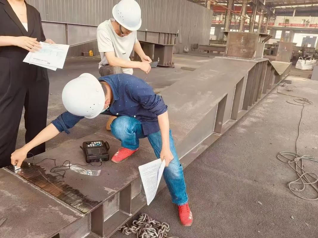 工厂车间超声波探伤机检测钢板焊缝实拍