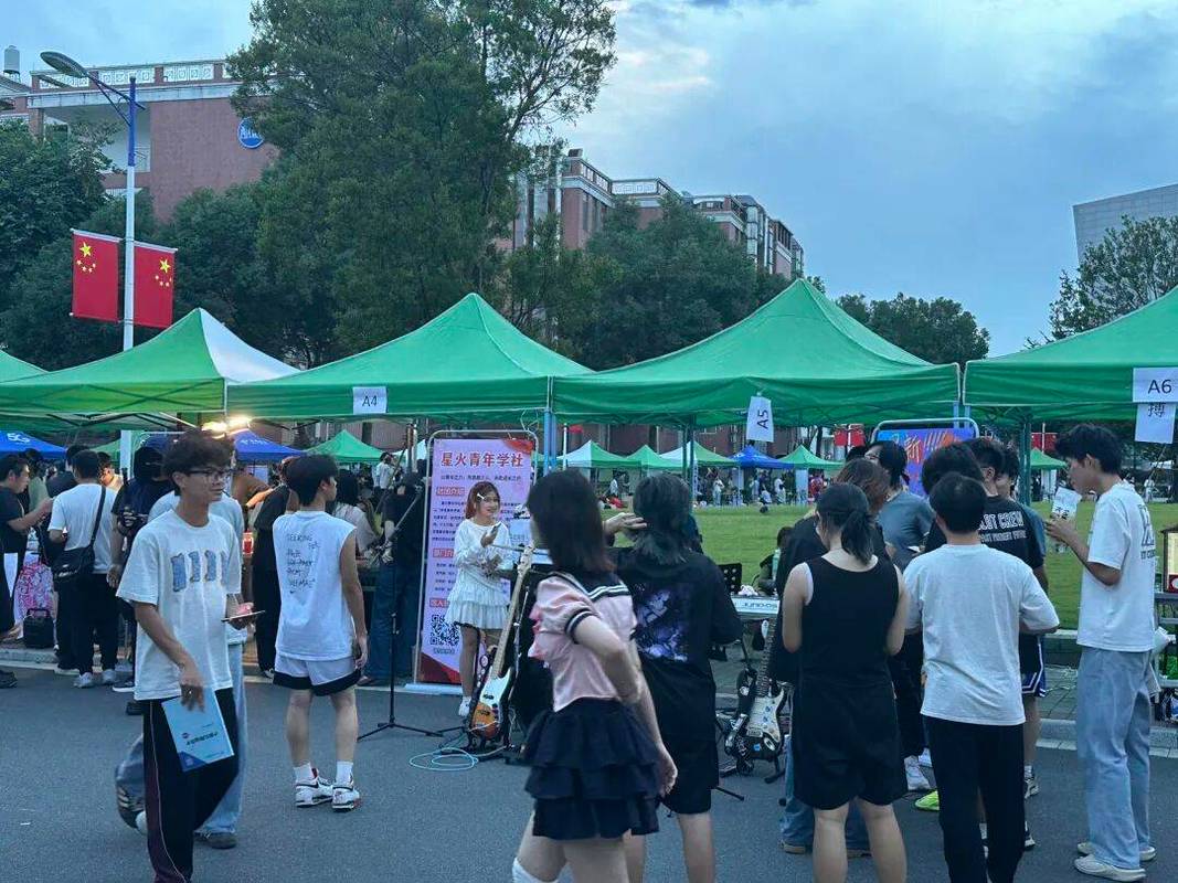 初中学校社团招新现场拥挤热闹