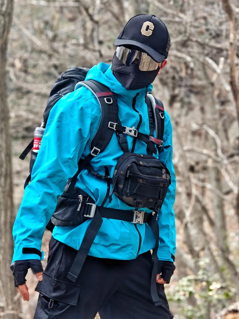 登山者穿着轻量化分层服装在山脊行走