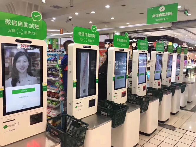 超市入口多台自助收银机实拍