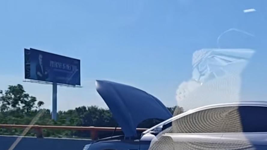 汽车应急车道打双闪停着引擎盖掀开场景