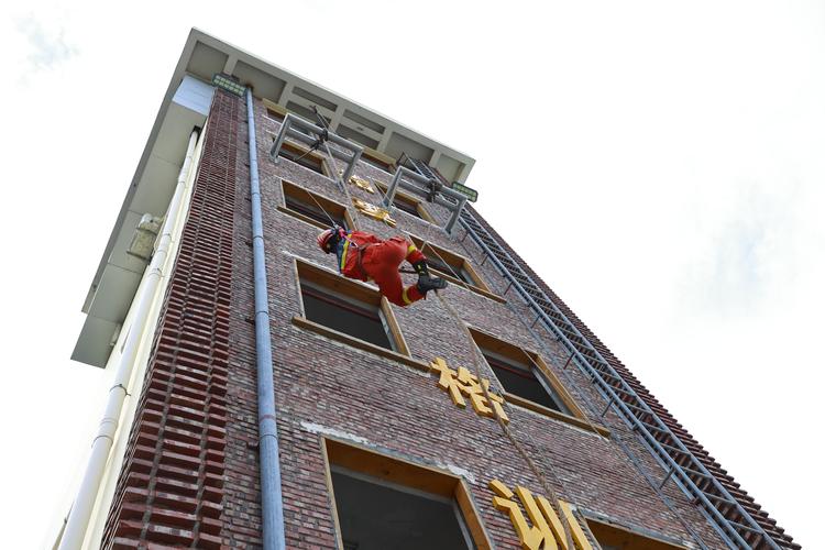 工业区儿童危险场景实拍：孩子攀爬钢管堆