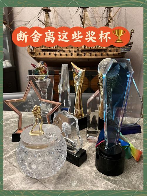 二手市场上随意摆放的各种旧奖杯