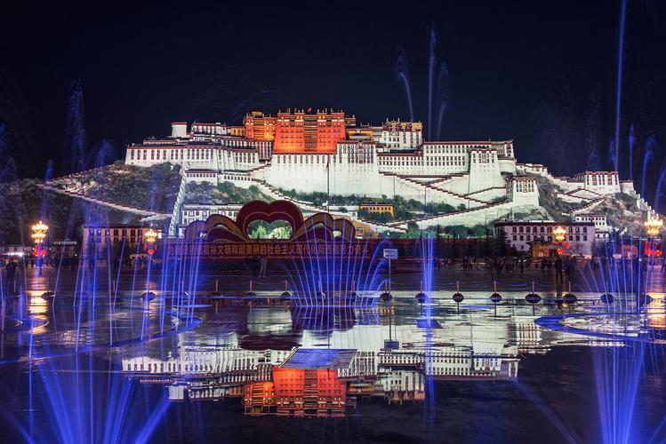 布达拉宫夜景与广场喷泉