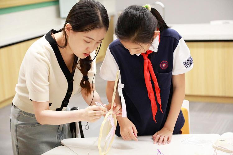 课堂上学生围着老师观察蚕茧和丝绸的探究活动近距离