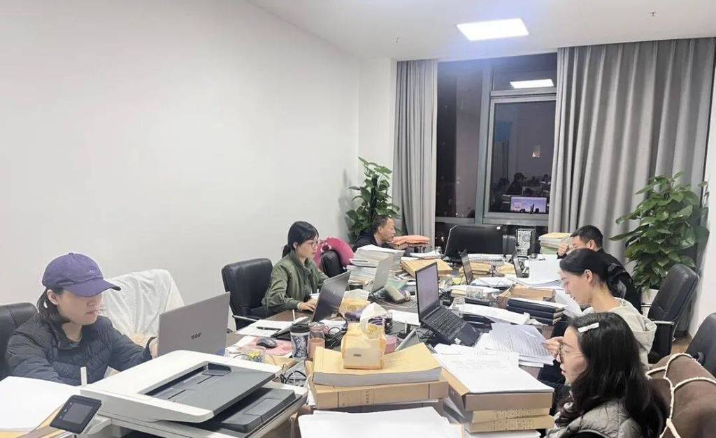 会计事务所工作场景审计团队加班