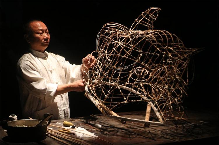 佛山居仁里扎狮师傅炭烤竹篾弯狮头骨架特写