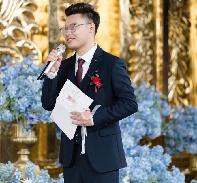新郎佩戴无线领夹麦克风在婚礼上讲话