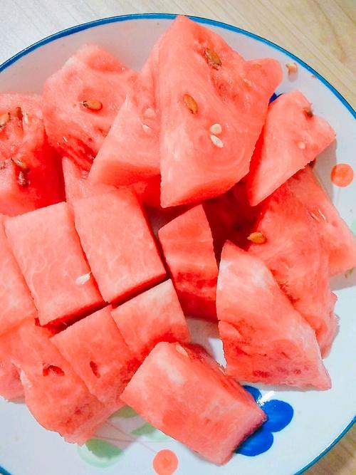 晚饭桌上的冰西瓜