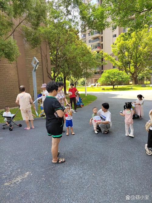 0-1岁宝宝树荫下推婴儿车户外活动