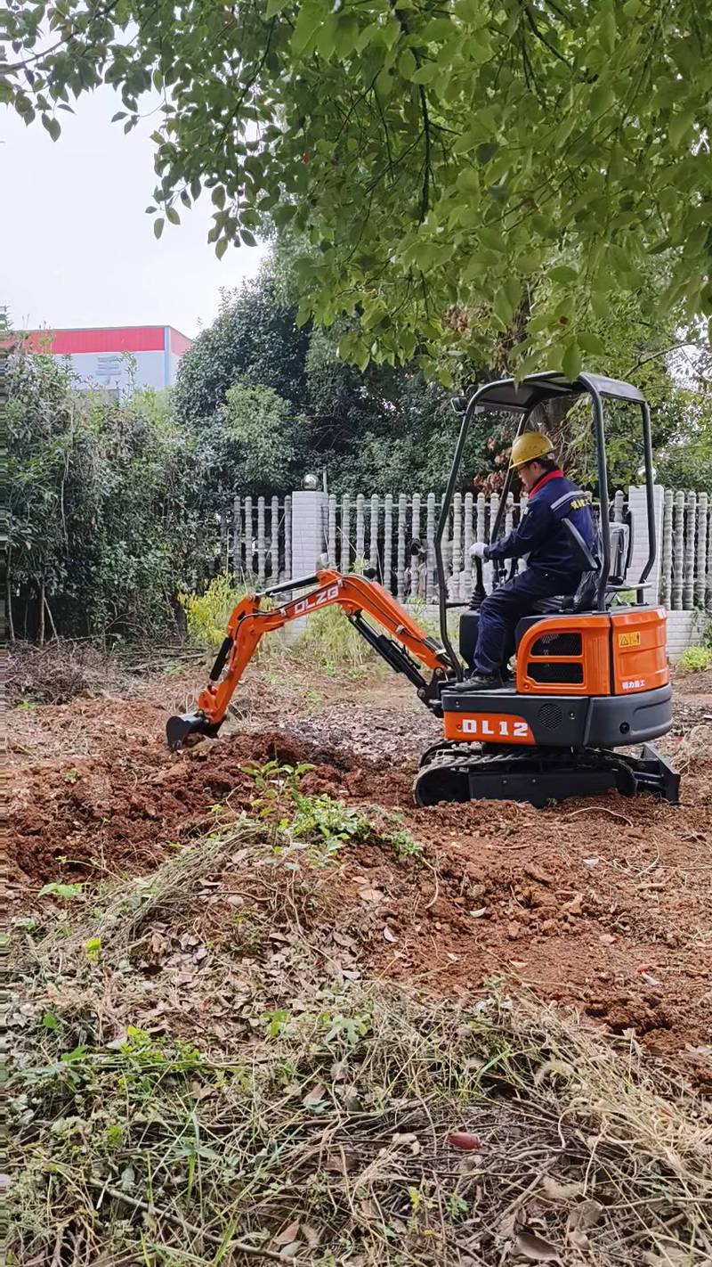 丘陵地带小型挖掘机灵活作业