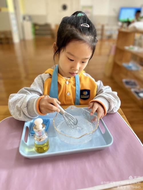孩子在家做布丁凝固实验项目式学习场景