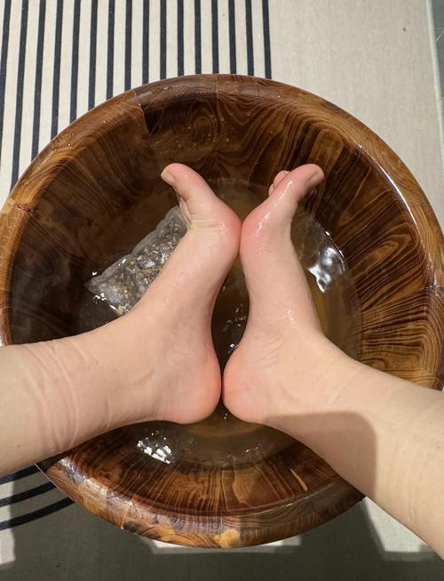 居家日常温水泡脚足部护理实拍