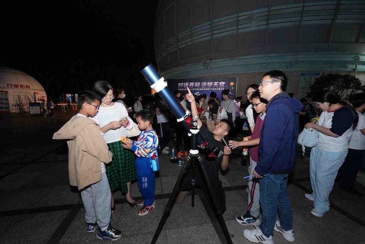 社区公众天文科普观测活动现场