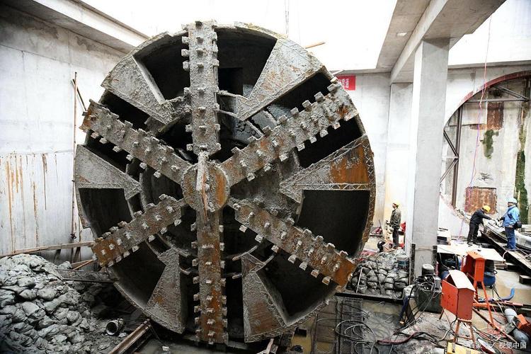 大型泥水盾构机隧道施工现场刀盘特写