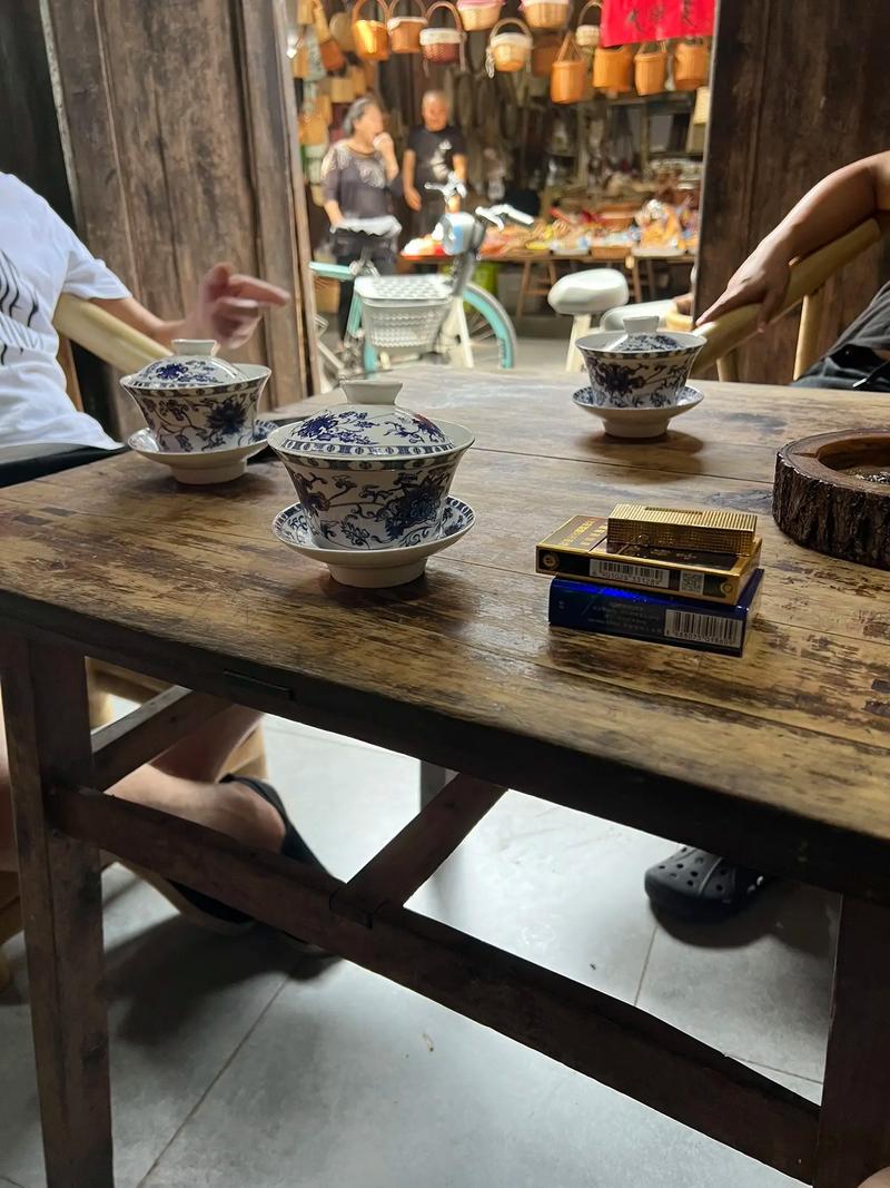 老北京胡同茶馆客人盖碗泡茶场景