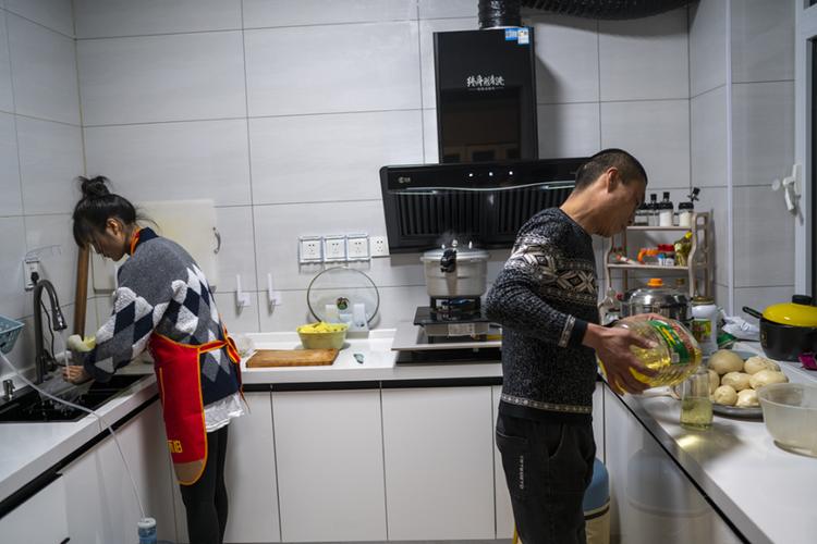 汽车厂双职工夫妻下班厨房分工家务实拍