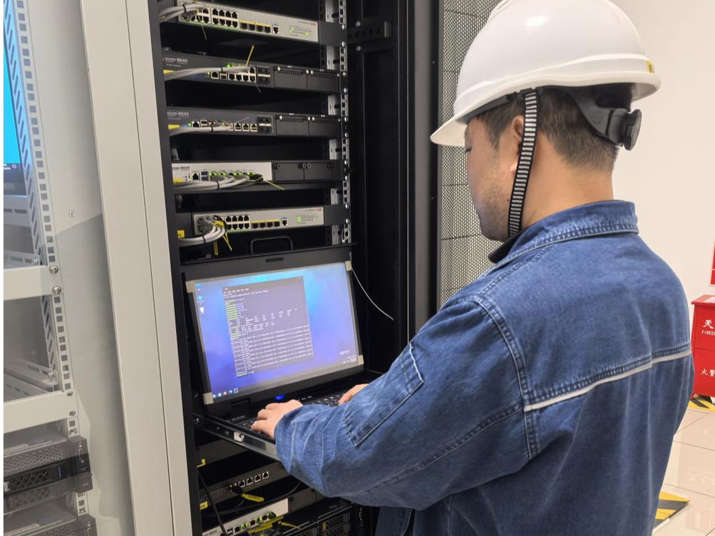 工厂工程师调试工业数字平台设备连接模块