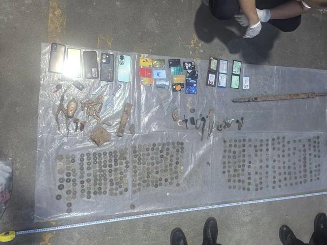 警方破获文物犯罪团伙缴获被盗文物现场照