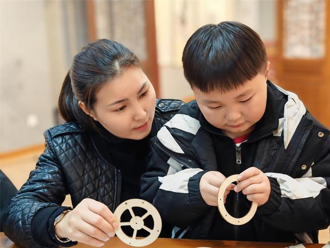 金属活动性实验亲子互动场景