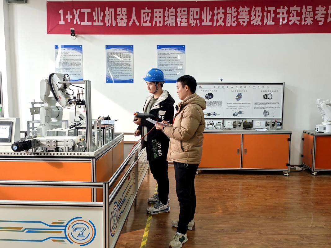 高职学生展示工业机器人操作X证书样张