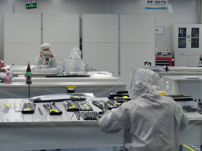 真空等离子工业表面处理设备生产车间场景