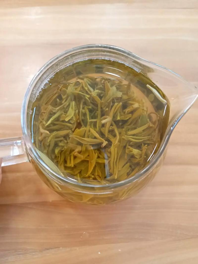 优质茉莉花茶冲泡后茶汤清澈