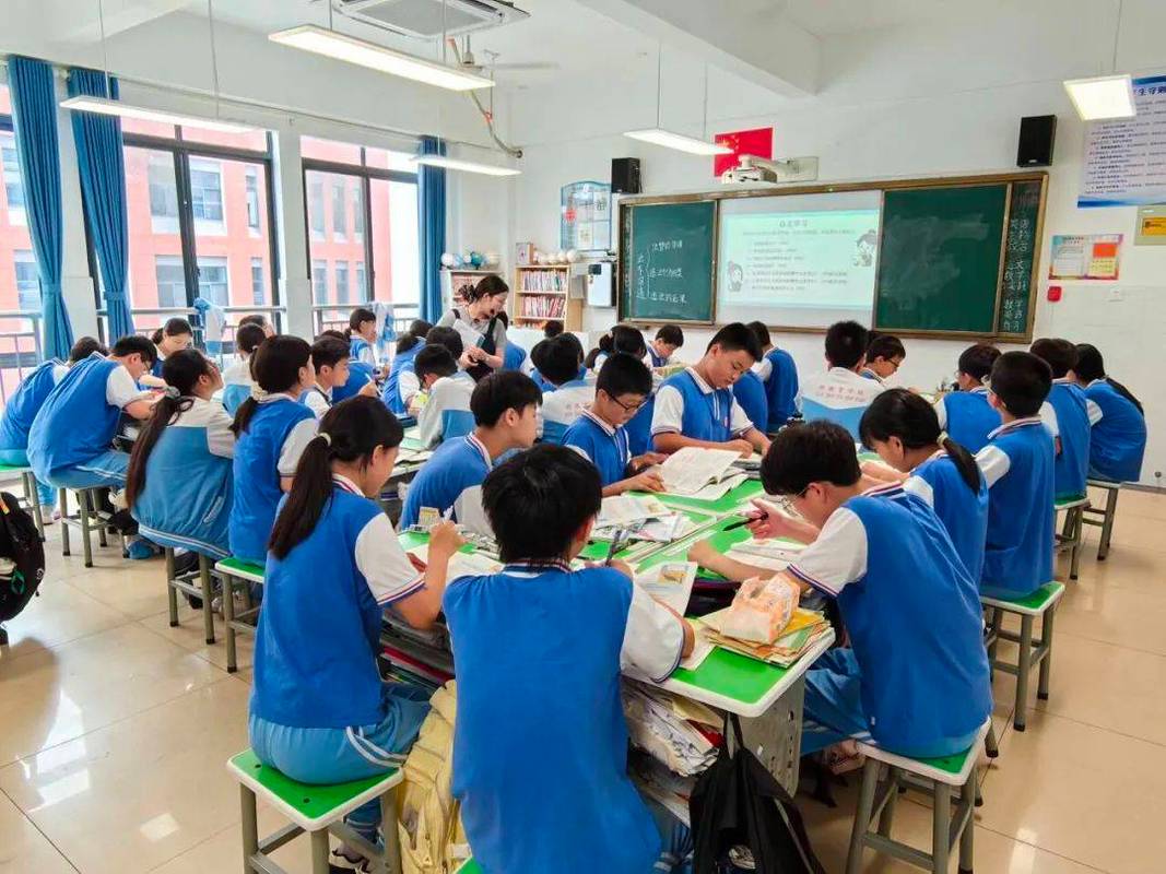 中小学价值感培养课堂小组合作学习活动场景照片