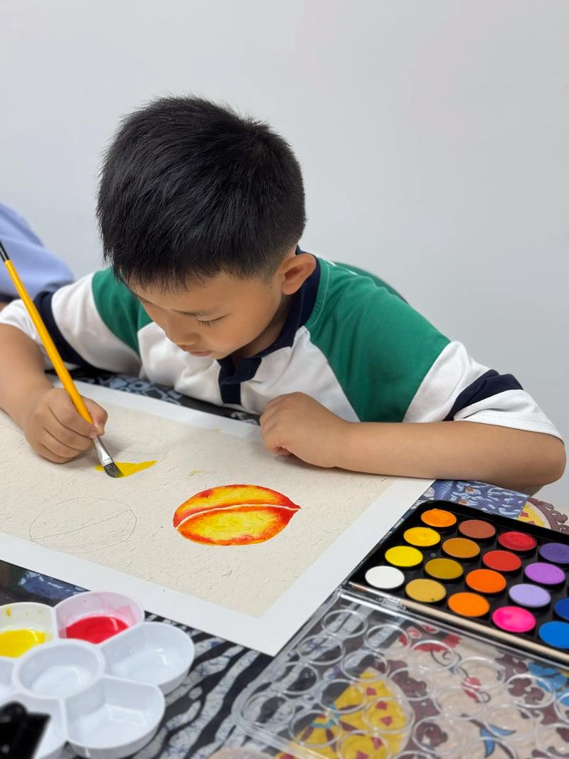 小学美术课堂孩子自由绘画颜料