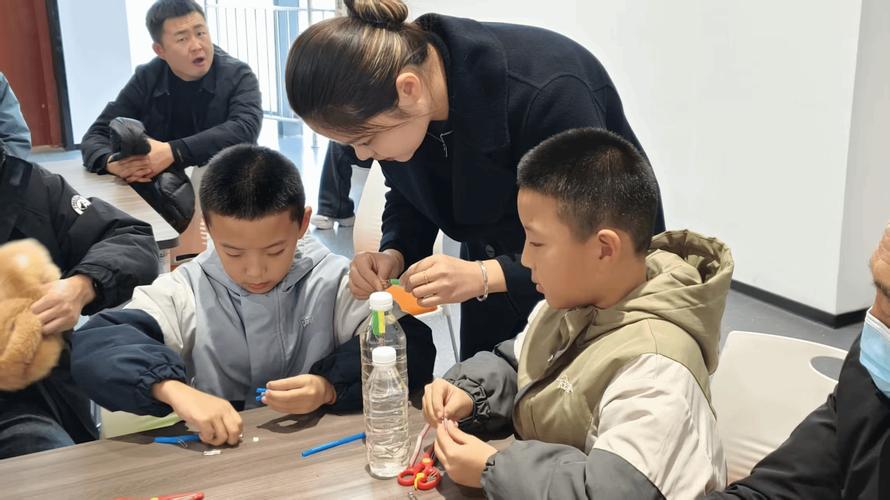 小学生做物体沉浮探究实验课堂场景