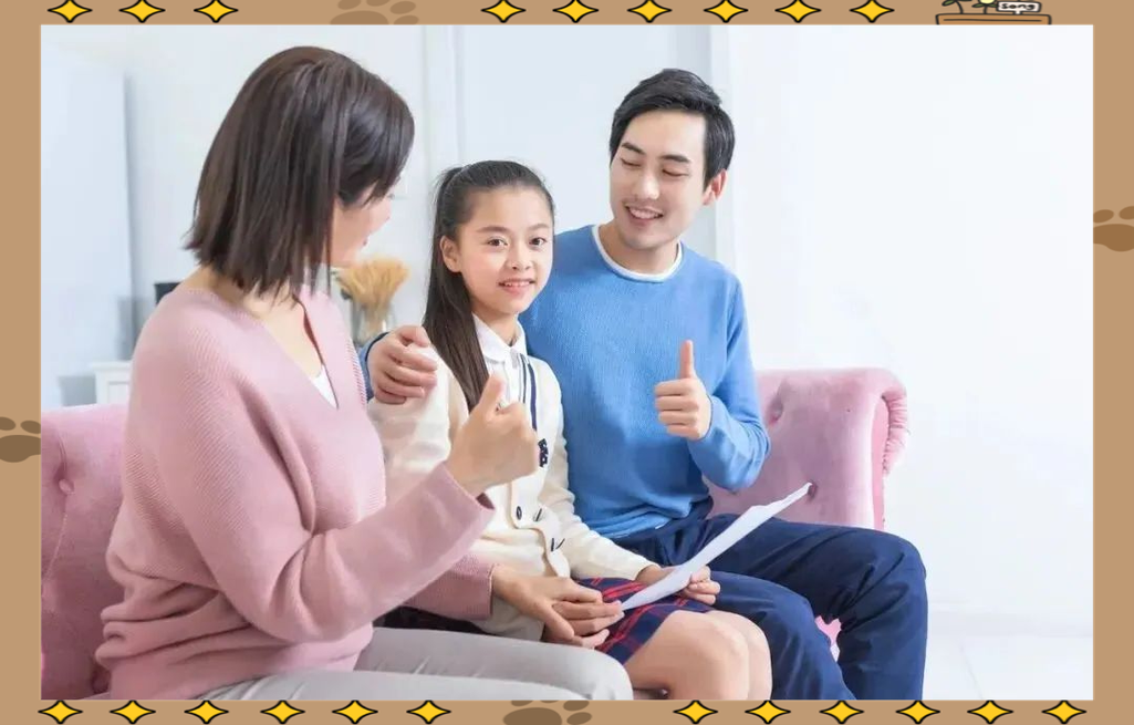 孩子成绩单与亲子沟通场景图