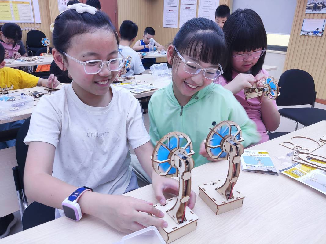 工业主题青少年创造力培养手工活动现场
