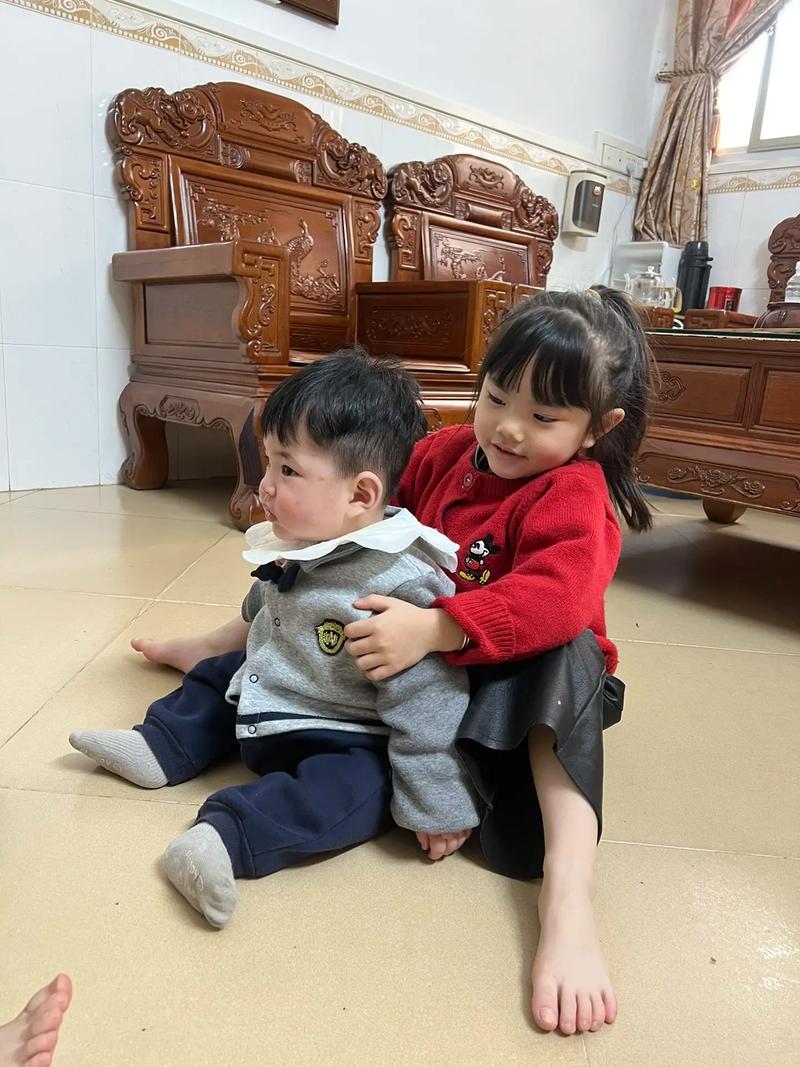 姐姐帮忙挑弟弟的小衣服温馨孕期准备