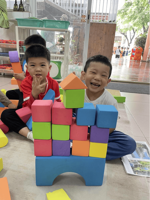 幼儿园小朋友一起拼积木场景
