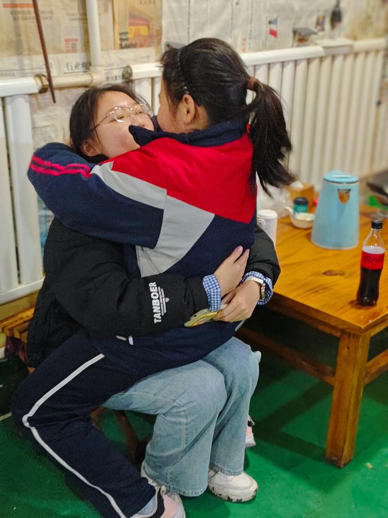 两个幼儿争抢妈妈怀抱的实拍