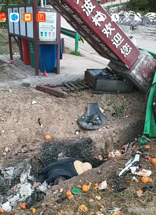 城市道路失控车辆撞向路边水果摊场景图