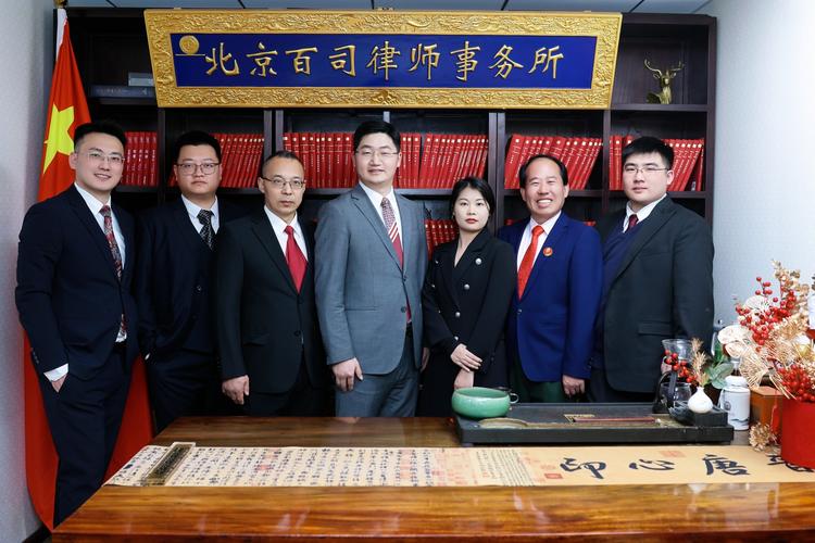 年长律师在律所门前沉思