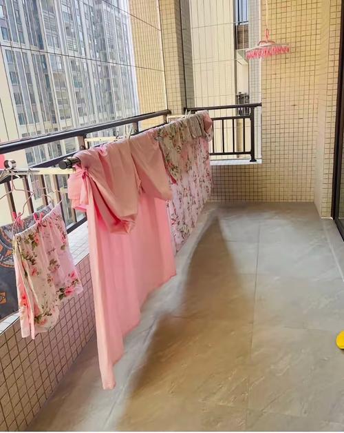 阳台栏杆晾晒轮换下来的床上用品实景图