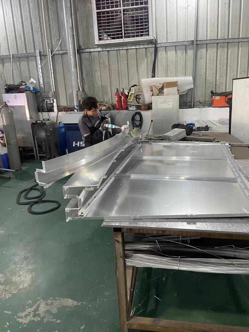 钣金车间工人操作折弯机加工金属板