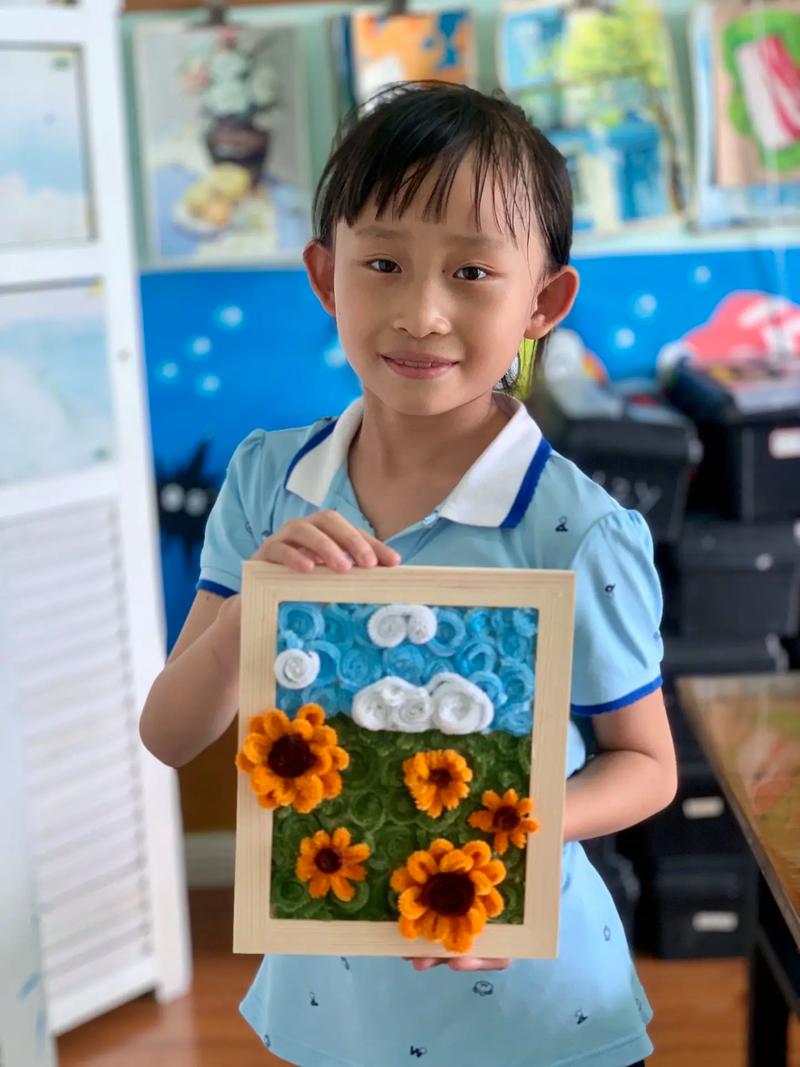 孩子做幼儿园手工开心展示歪扭作品