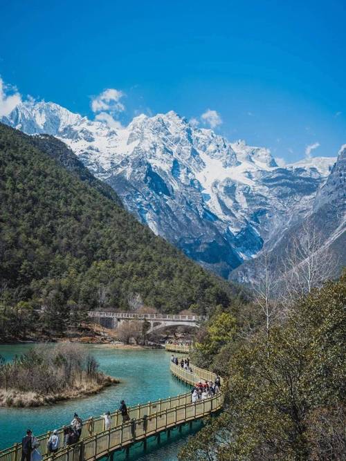 玉龙雪山蓝月谷临水栈道游客行走场景