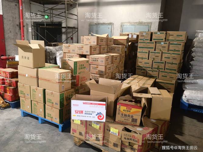 南京副食批发市场堆满临期货的经销商仓库