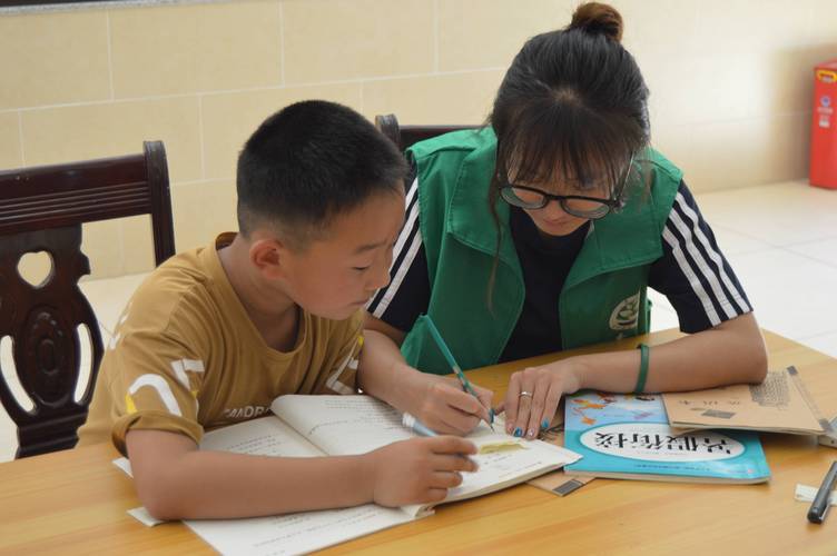 工业区育儿互助小组孩子一起写作业场景图