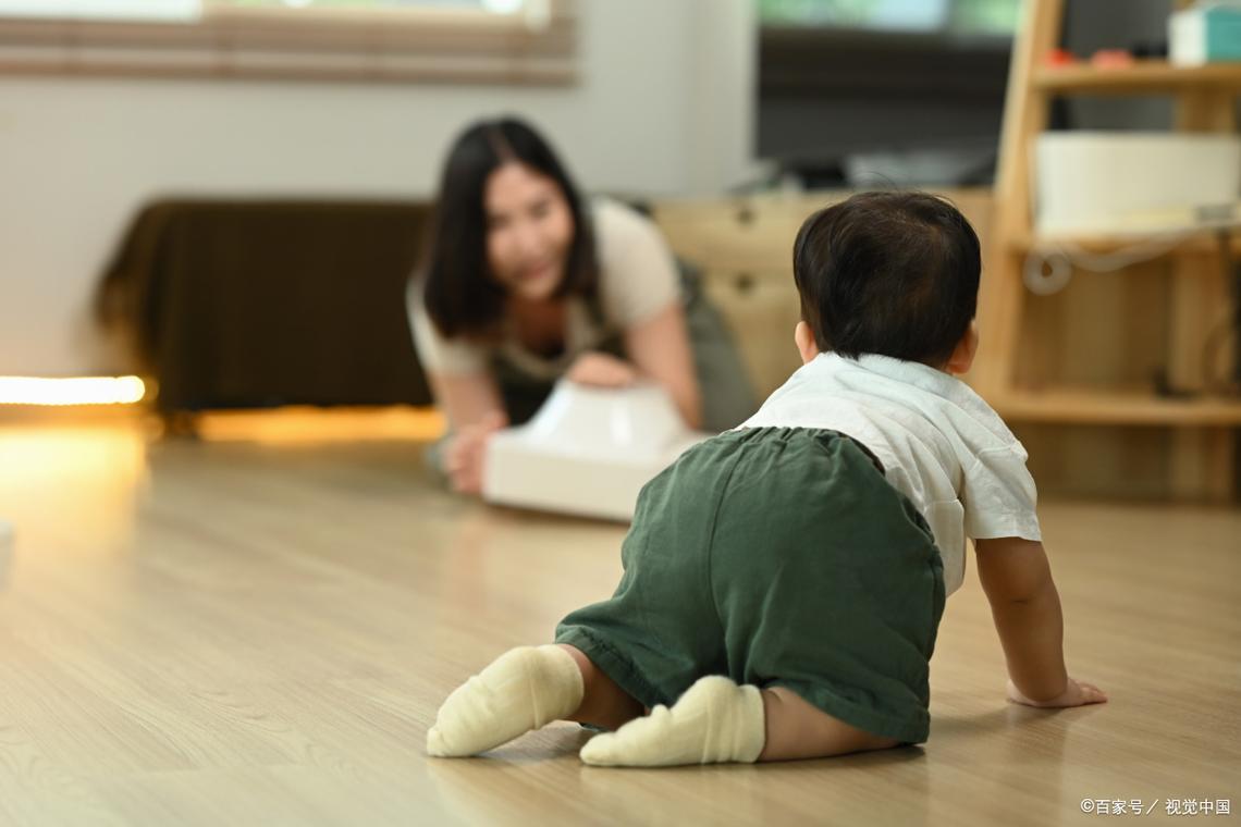 婴儿扶走探索居家环境
