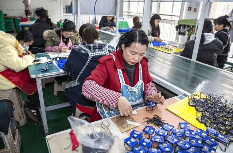 中小五金加工厂非法童工工作现场实拍