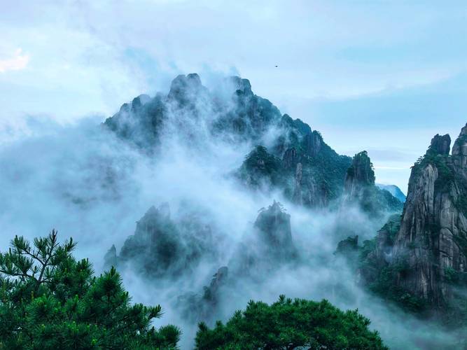 江西上饶三清山高空栈道晨雾