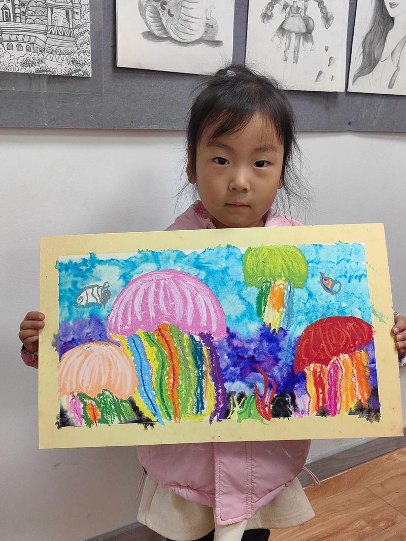 客厅墙上儿童乱涂的彩色蜡笔画
