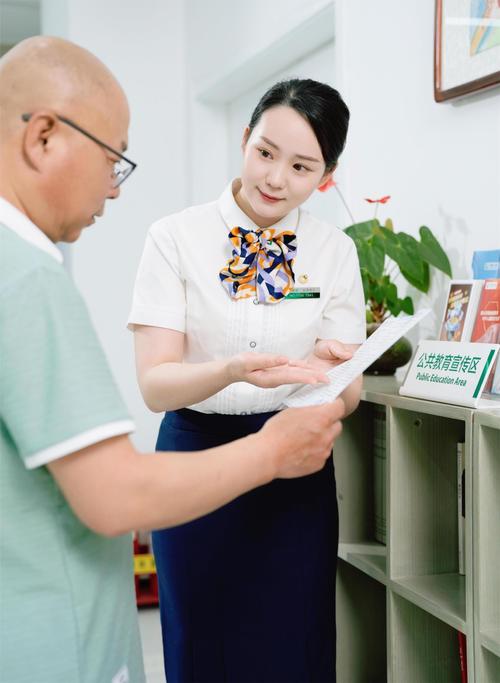 保险销售场景下销售人员对客户讲解免责条款的实拍图