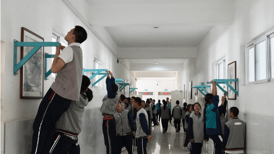 高中课间走廊老师和学生保持半米距离靠栏杆聊天的生活化场景