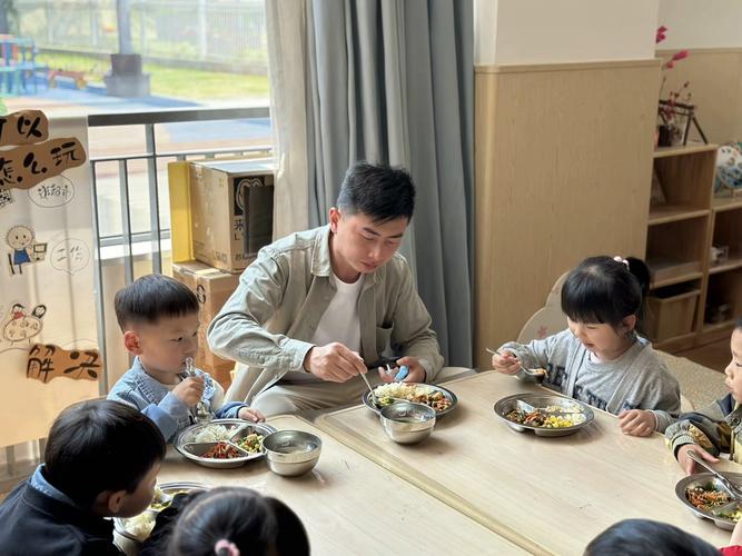 孩子在餐厅安静吃饭家长适度引导的对比场景